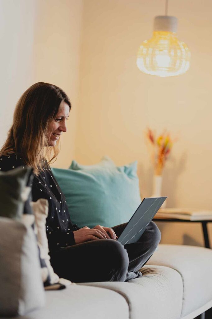 Pia met laptop Vertaling van Nederlands naar Duits - Letterconfetti - ik zoek een vertaalbureau Duits